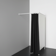 1-hliða búningsklefi. Sett með grind í hvítu, innifalið 1 svarti gardína, plata í hvítu. B 100 x D100 x H 210 cm.