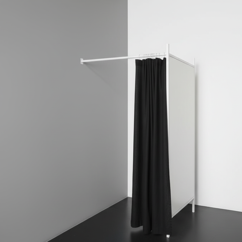1-hliða búningsklefi. Sett með grind í hvítu, innifalið 1 svarti gardína, plata í hvítu. B 100 x D100 x H 210 cm.