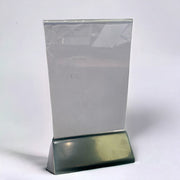 Skiltahaldari með A6 akrýl og svörtum plasti fót. 10,5 x 6,5 x H 19 cm.