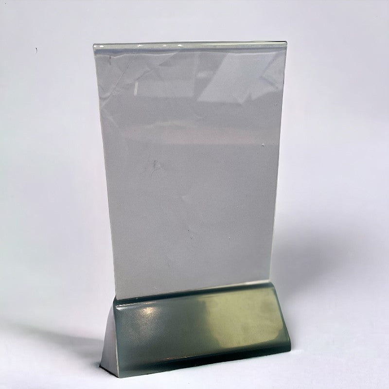 Skiltahaldari með A6 akrýl og svörtum plasti fót. 10,5 x 6,5 x H 19 cm.