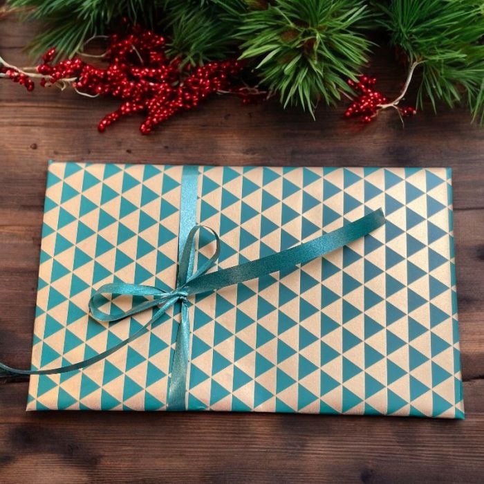 Jólapappír B 50 cm. Gull með þríhyrningum, 50 cm x 100 mtr *