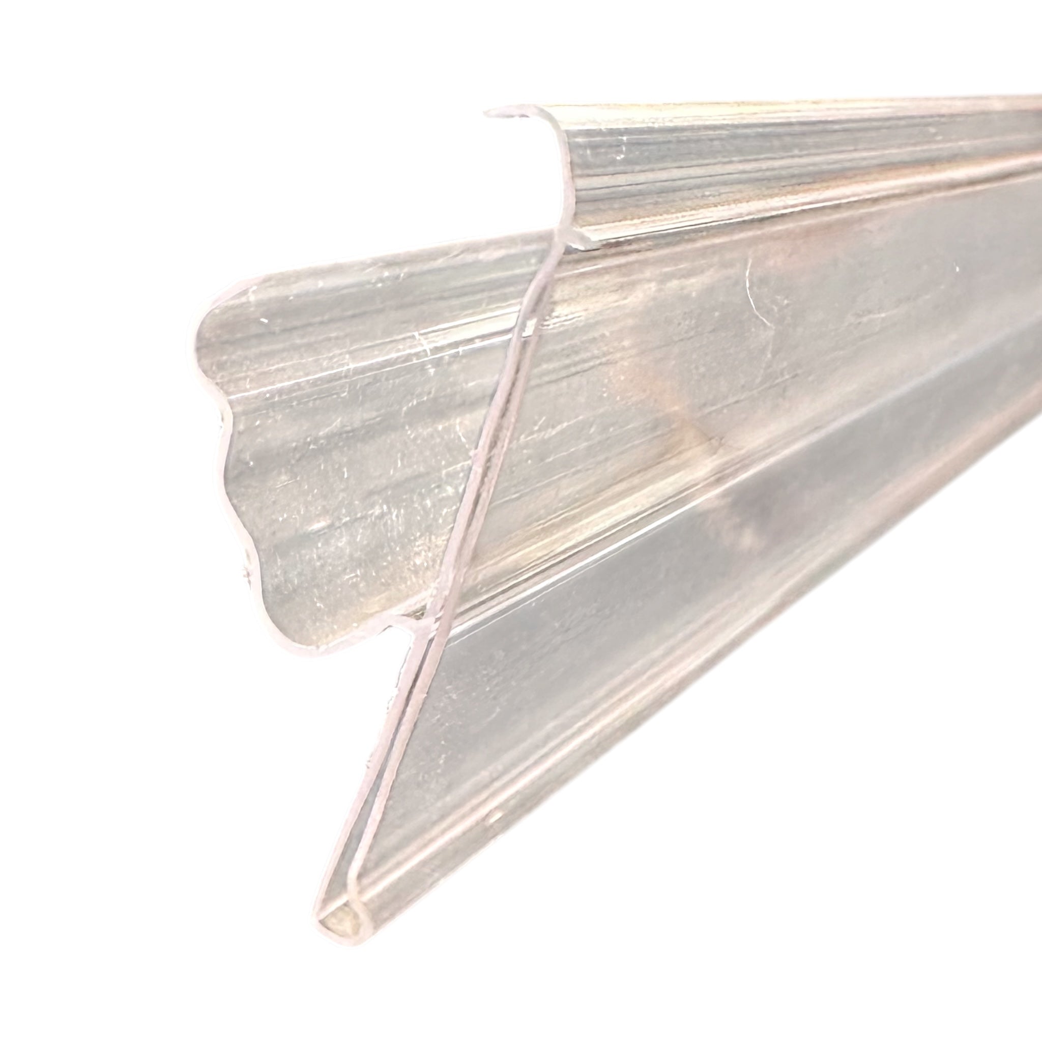 Hillulisti með hillugripi úr glæru plasti. 98,8 cm × H3,9 cm