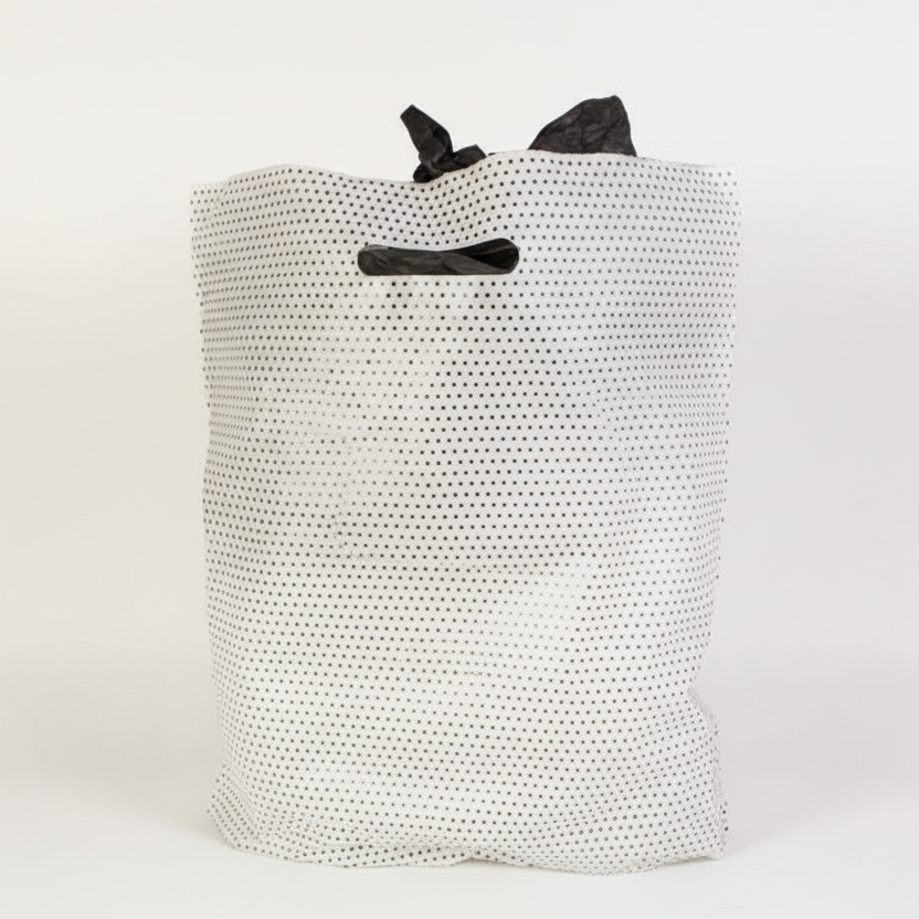 Hvid plastpose med sorte prikker, mellem størrelse