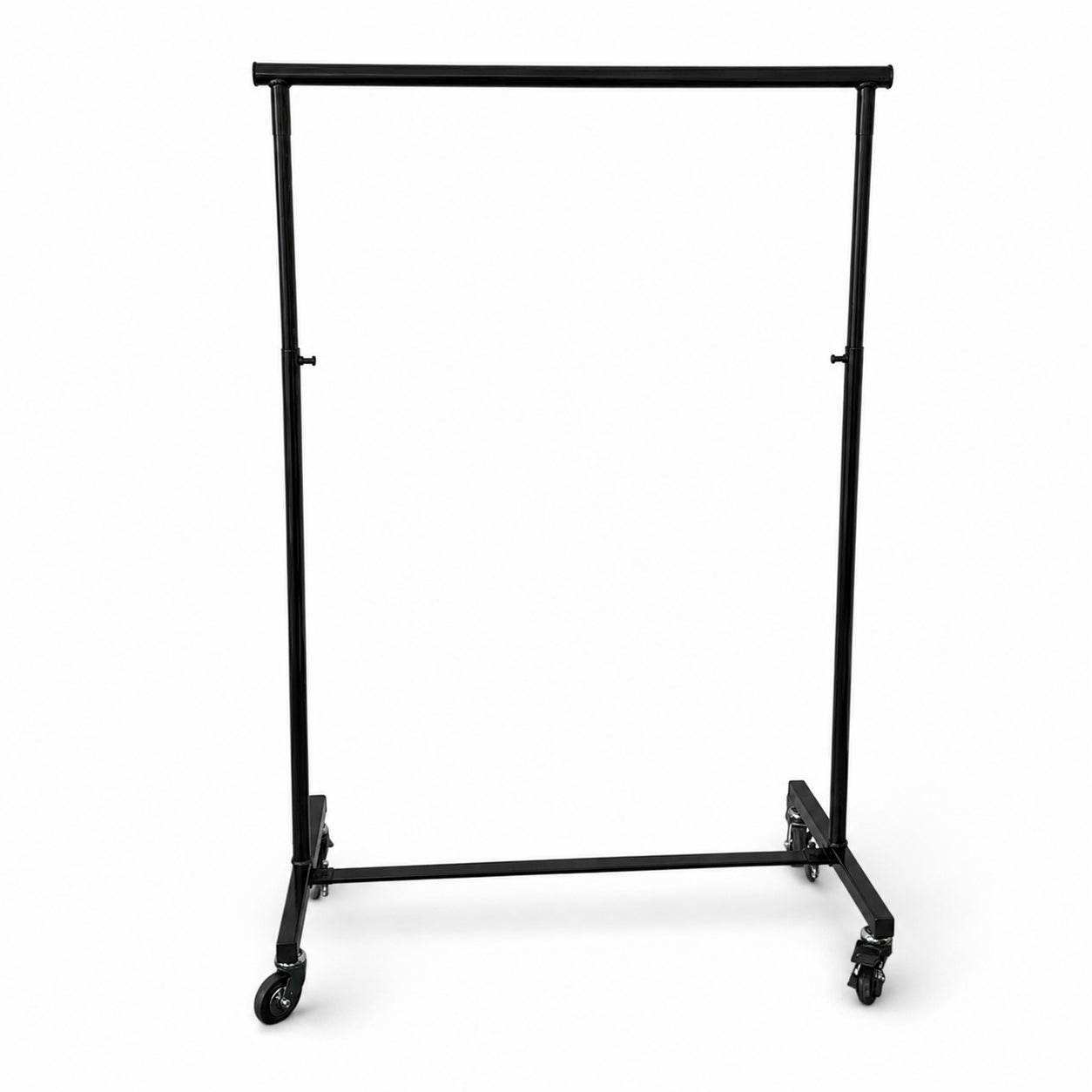 Fatastandur – lítill, svartur – Luxus. B100–161 cm (útdraganleg fataslá) × D50 × H121–191 cm.