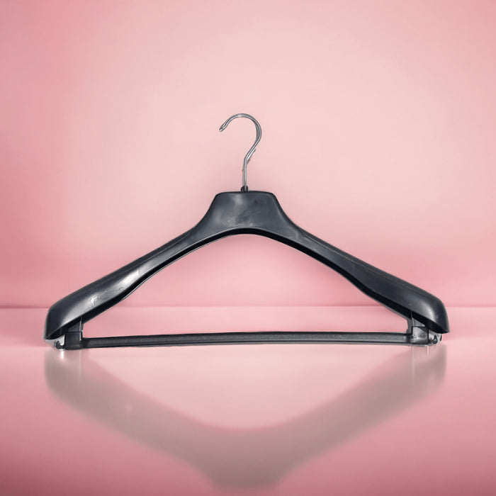 Sterk jakkehenger, plast, svart, 45 cm, skulder 4,0 cm, med stang pakket med 55 stk. Lettvekts