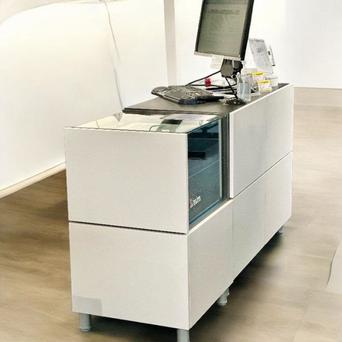 Bankdiskæt med 2 diske og frontplader, total højde 93 cm, længde 170 cm, 1 flytbar hylde og låsbar skuffe.