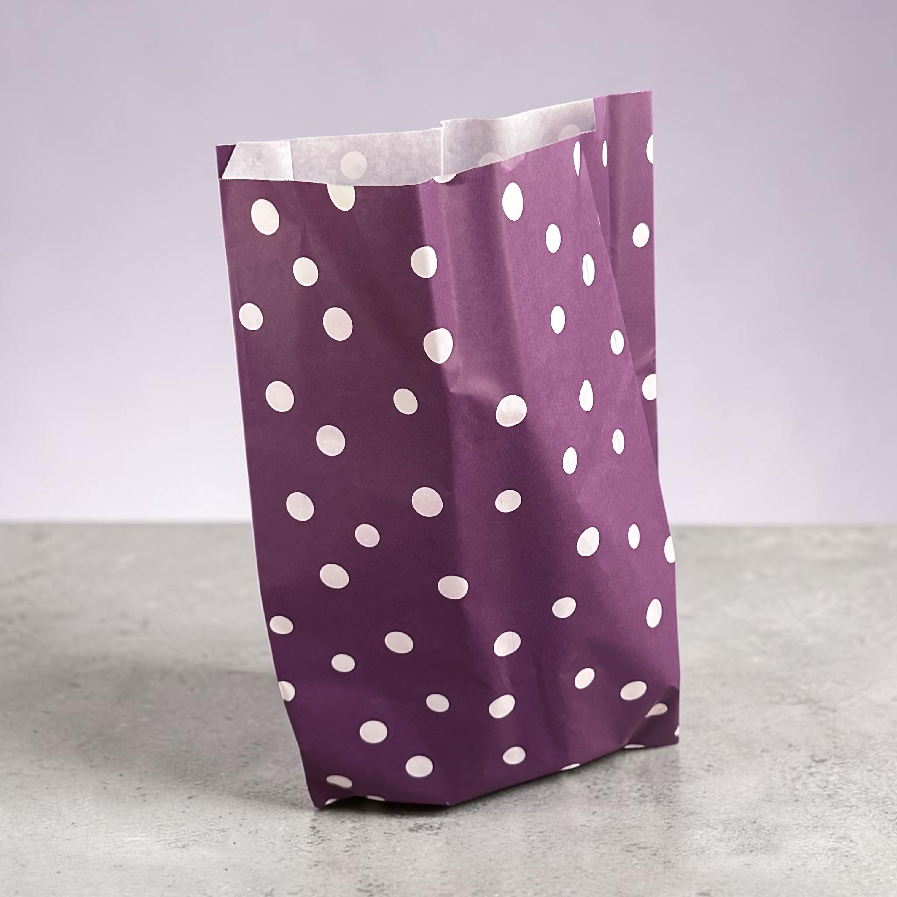 Gjafapoki. Fjólublár með doppum. H49 cm. 250 stk.