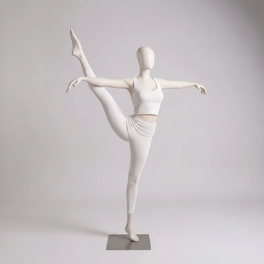 Yoga damemannequin i hvid, stående på ét ben på metalfodplade, set forfra