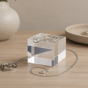 Akrýlstallur fyrir skartgripi. Glært akrýl. 5 × 5 × H4 cm.