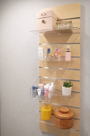 Småtingsvæg på rillepanel med tilbehør