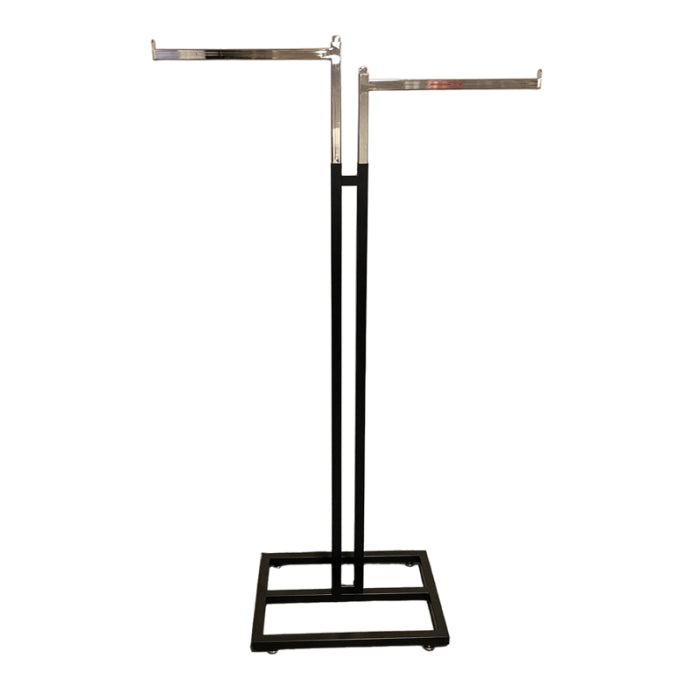 Fatastandur - 2-arma gólffatastandur, svartur, m/2 beinar armar, 39 mm króm. H130-200. Fótur 50x35 cm.