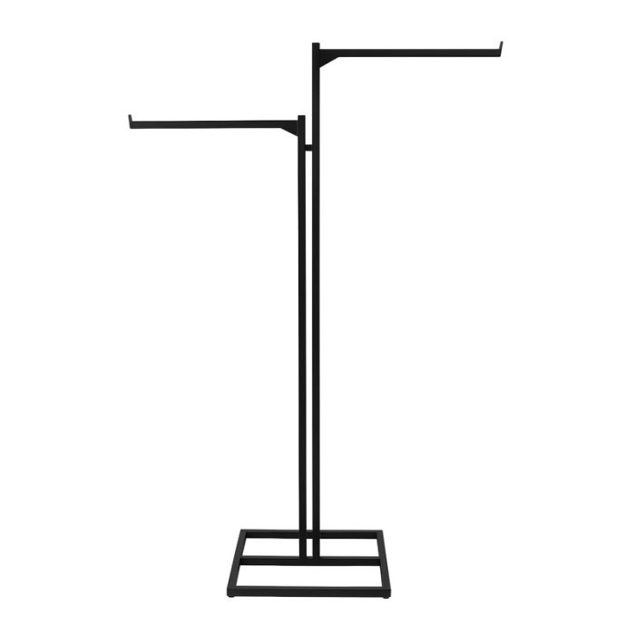 Fatastandur. 2-arma gólffesting, svartur, með 2 beinum armum, 50 cm svartir. H130-200. Fóður 50x35 cm.