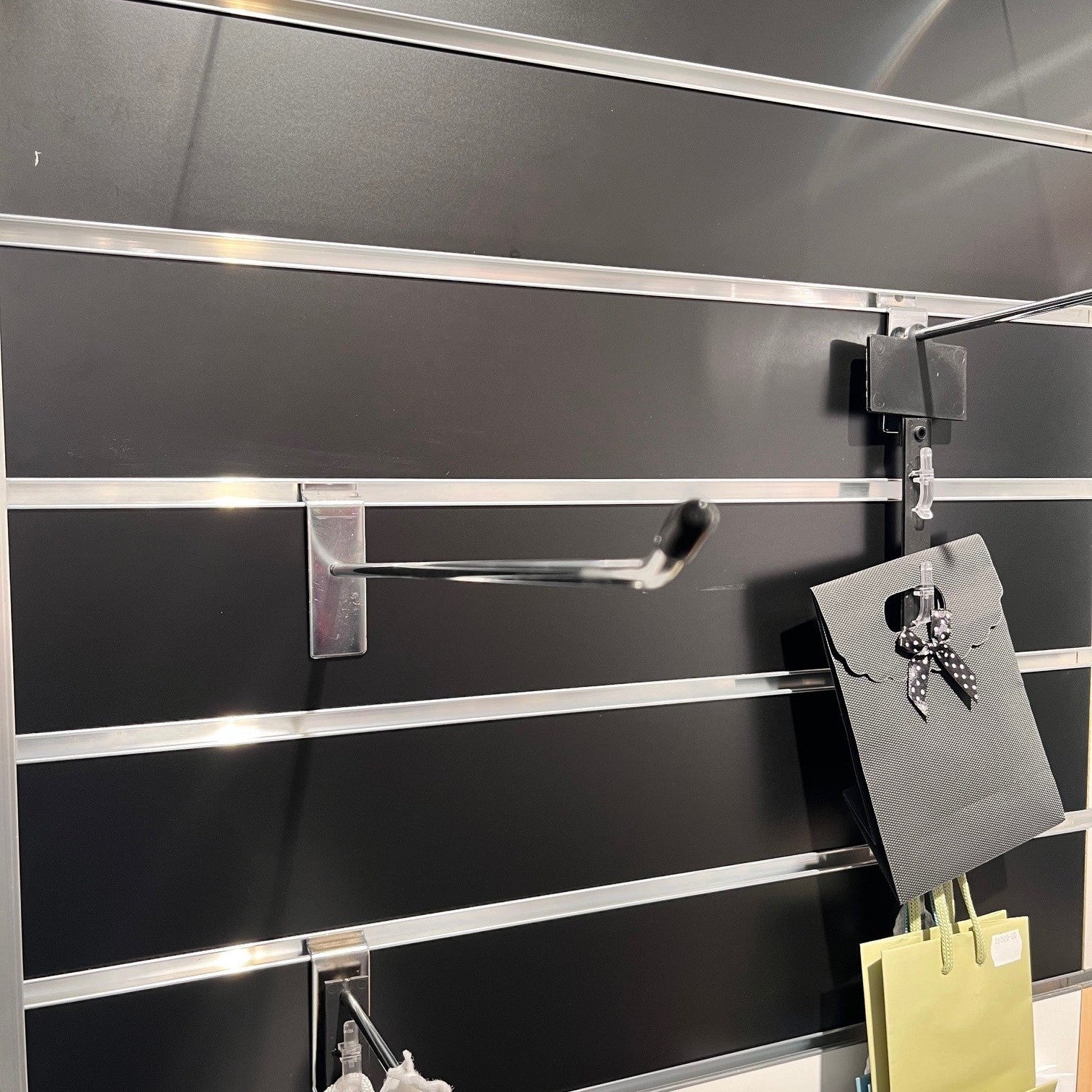 Vöruhorn, fyrir spjald, króm, 30 cm. Ø 6 mm svart endaúppröðun.