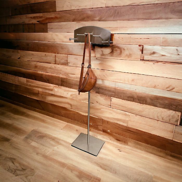 Króka-sýning í burstuðu satíni. H 121–141.