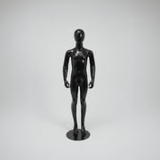 Barnamannekin. Svart høyglans med hode. 8–10 år. H134 cm. Stående