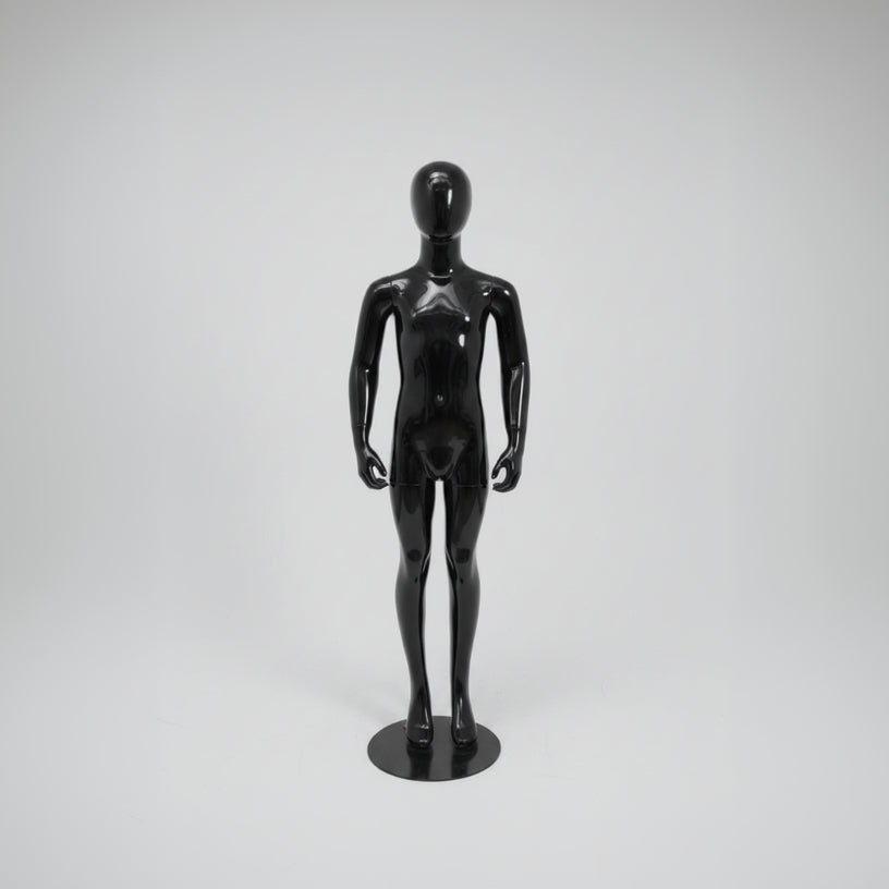 Barnamannekin. Svart høyglans med hode. 8–10 år. H134 cm. Stående
