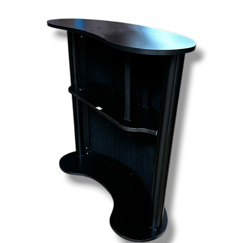 Beygður diskur með hillu. Framhlið með hljóðdeyfir / viðarlamellum. B104 x D43 x H105 cm.