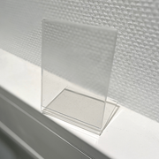 Skiltahaldari fyrir borð, skáðu A7 nema 2 mm. (Skiltamál B7,4 cm H10,3 cm)