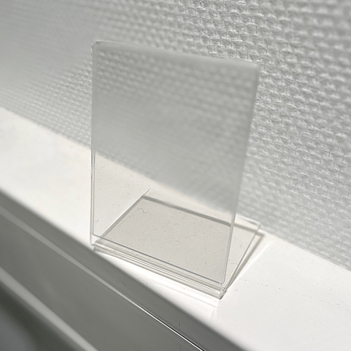 Skiltahaldari fyrir borð, skáðu A7 nema 2 mm. (Skiltamál B7,4 cm H10,3 cm)