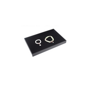 Skartóna með einu rými. 35 x 24 x 3 cm. Svartur flauel