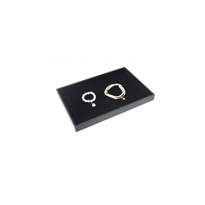 Skartóna með einu rými. 35 x 24 x 3 cm. Svartur flauel