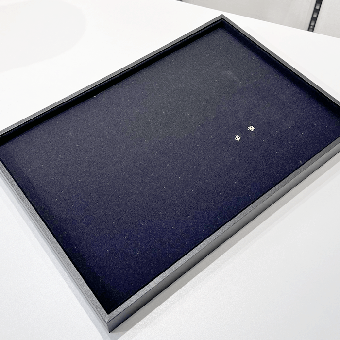 Skartabakki fyrir eyrnalokka. Svört Flock