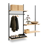 Veggsett með svörtum Framework veggstoðum, beykihillum og fatastöng. Mál: um 185 × H244 cm. Eins og sýnt er á mynd. Hentar vel í forstofu, fataskáp og fataherbergi.