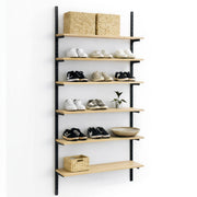 Veggsett með svörtum Framework veggstoðum, hillur úr hlyn. Skó- eða hilluveggur. Mál: 94cm x H244cm. Eins og sýnt er á mynd.