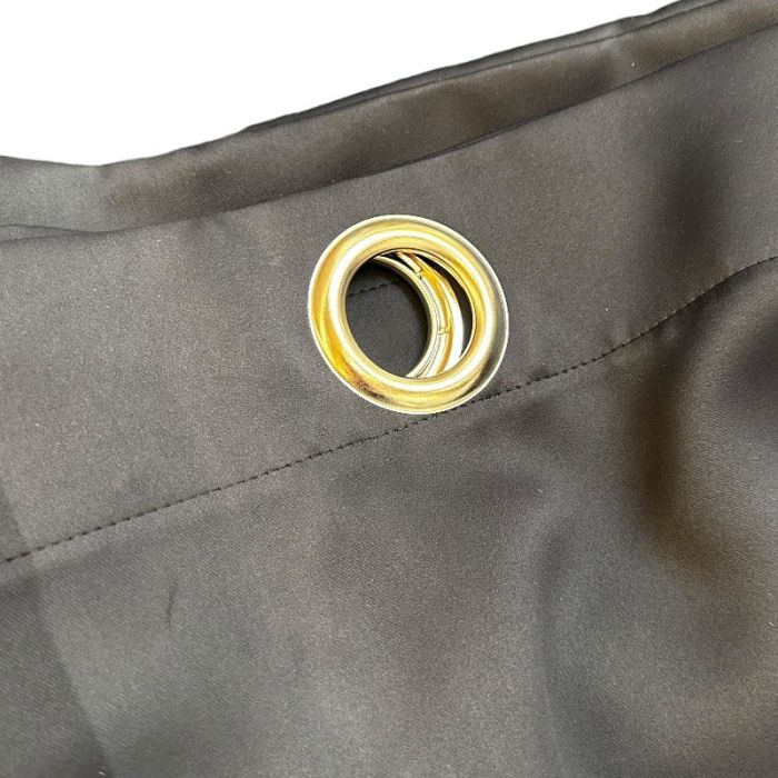 Gardin. 135x220 cm sort, m/8 ringe Ø40 mm L 218 x B 135 cm (4,5 cm ned til center i ringe)