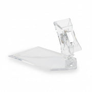 Flat-base lav skilteholder med smal klemme i klar akryl