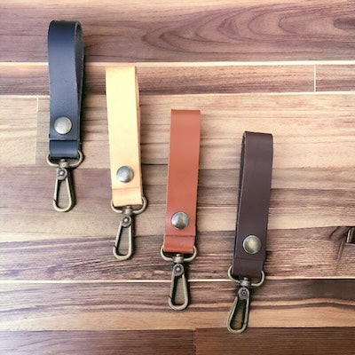 Leðuról með karabínuhaka. Fæst í 4 litum