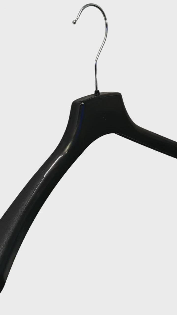 Hlaða myndbandi: Sterk jakkehenger, plast, svart, 42 cm, skulder 4,0 cm, pakket med 125 stk. Lettvekt