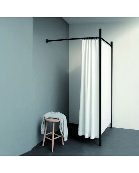 Mátunarklefi í horn -  Ein föst hlið. Sett með svörtum ramma og fortjaldi.