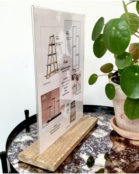 Skilti A4, með undirstöðu úr eik