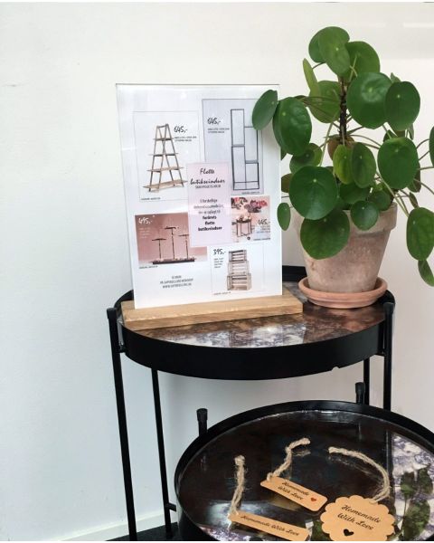 Skilti A4, með undirstöðu úr eik