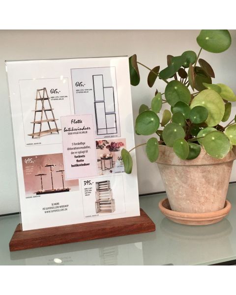 A4 skilti, með undirstöðu úr mahóní