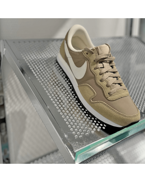 Framkantur úr akrýl á melamín hillu - 58 x 5 cm