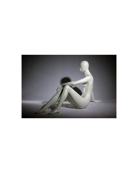 Dömugína. Með höfuð án andlitsdrátta. Hvít mött. Sitjandi