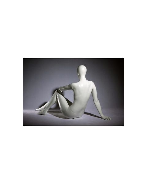 Dömugína. Með höfuð án andlitsdrátta. Hvít mött. Sitjandi