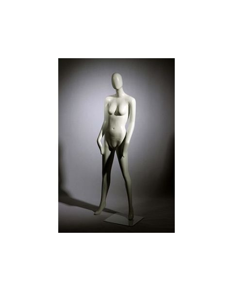 Dömugína. Með höfuð án andlitsdrátta. Hvít mött. Lúffuhendur. Stendur bein, fætur í sundur