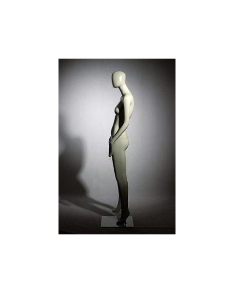 Dömugína. Með höfuð án andlitsdrátta. Hvít mött. Lúffuhendur. Stendur bein, fætur í sundur