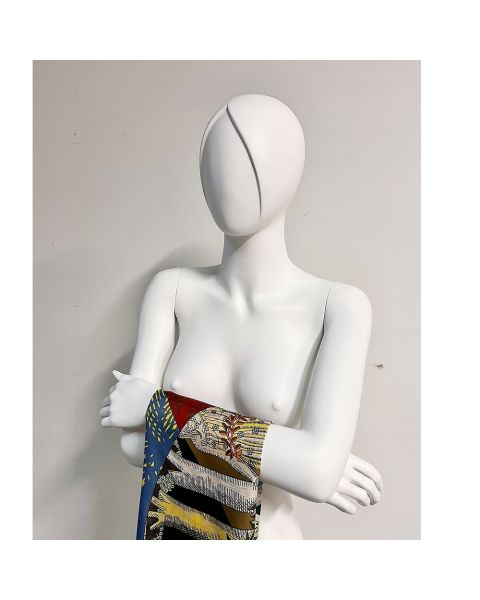 Dömugína 1 með mótuðu hári. Hvít. Armar krosslagðir