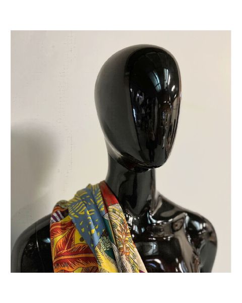 Dömugína. Höfuð án andlitsdrátta. Svört, háglans. Hægt að nota með höfði og án höfuðs. Gerð B.