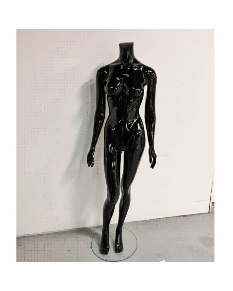 Dömugína. Höfuð án andlitsdrátta. Svört, háglans. Hægt að nota með höfði og án höfuðs. Gerð B.