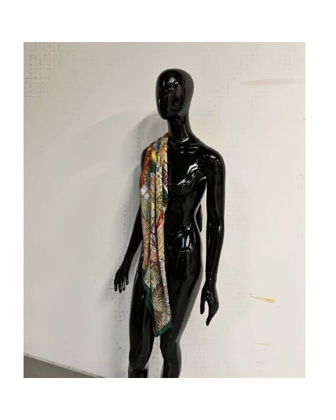 Dömugína. Höfuð án andlitsdrátta. Svört, háglans. Hægt að nota með höfði og án höfuðs. Gerð B.