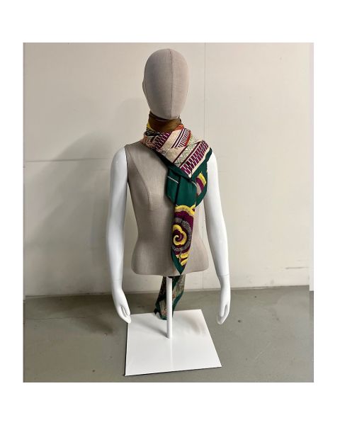 Gína. Kvenbúkur m/egglaga höfuð/eyrum úr textíl. Armar háglans hvítir. Lengri gerð