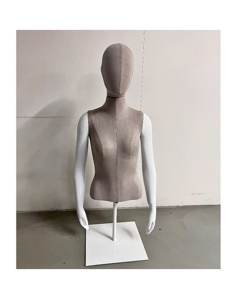 Gína. Kvenbúkur m/egglaga höfuð/eyrum úr textíl. Armar háglans hvítir. Lengri gerð