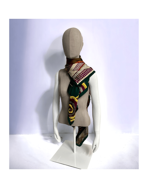 Gína. Kvenbúkur m/egglaga höfuð/eyrum úr textíl. Armar háglans hvítir.