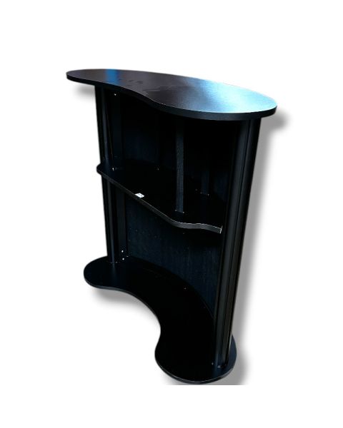 Bogadregið afgreiðsluborð með hillu. Framhlið með hljóðeinangrunar plötum/viðarlistum. B104 x D43 x H105 cm.