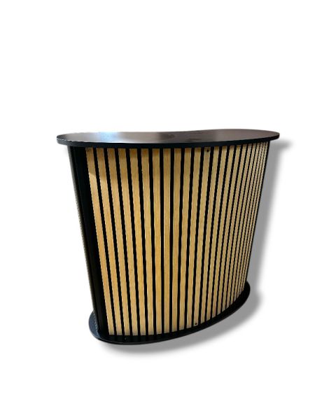 Bogadregið afgreiðsluborð með hillu. Framhlið með hljóðeinangrunar plötum/viðarlistum. B104 x D43 x H105 cm.